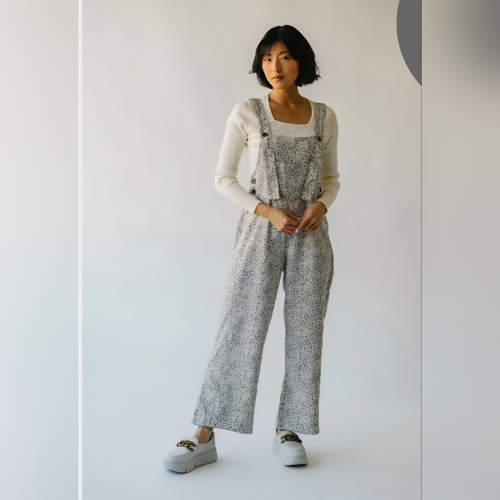 Stylish Sleeveless Jumpsuit with Button Detail